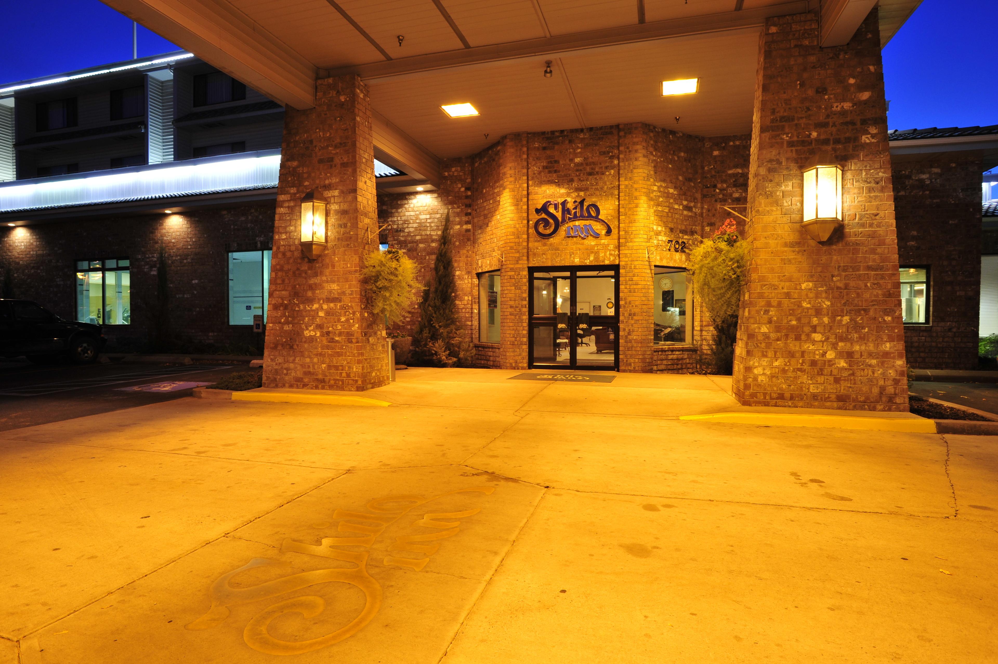 Shilo Inns Coeur d'Alene Hotel Covered Entrance