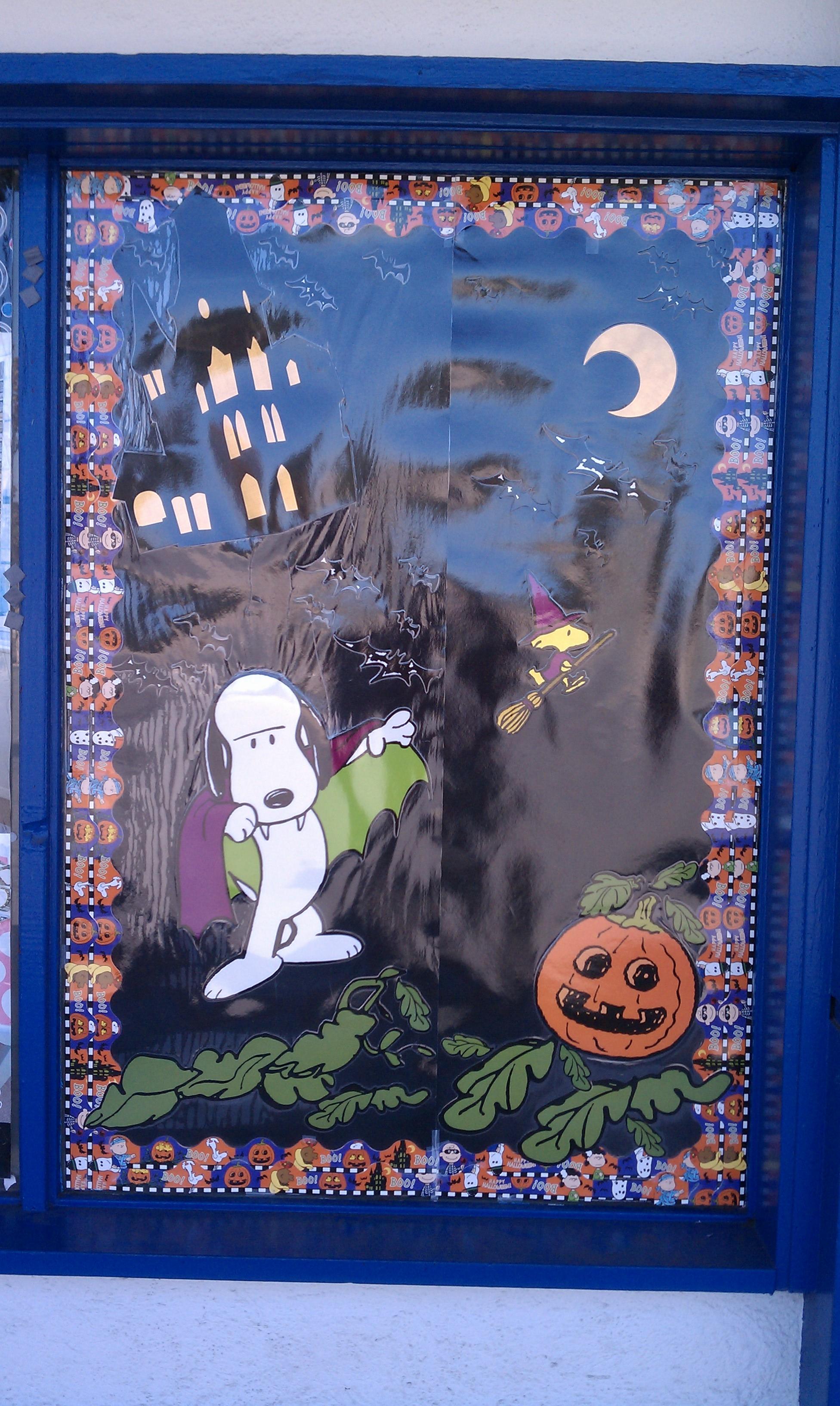 Halloween Window - Peanuts Bulletin Board Set