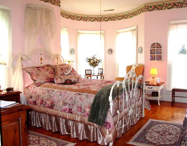 Reagan's Queen Anne Bed and Breakfast