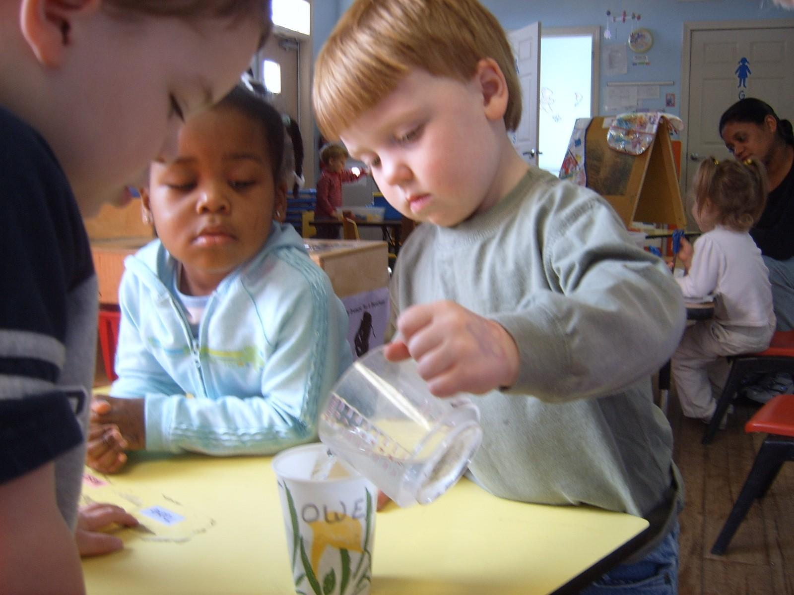 Preschoolers learning during a science activity