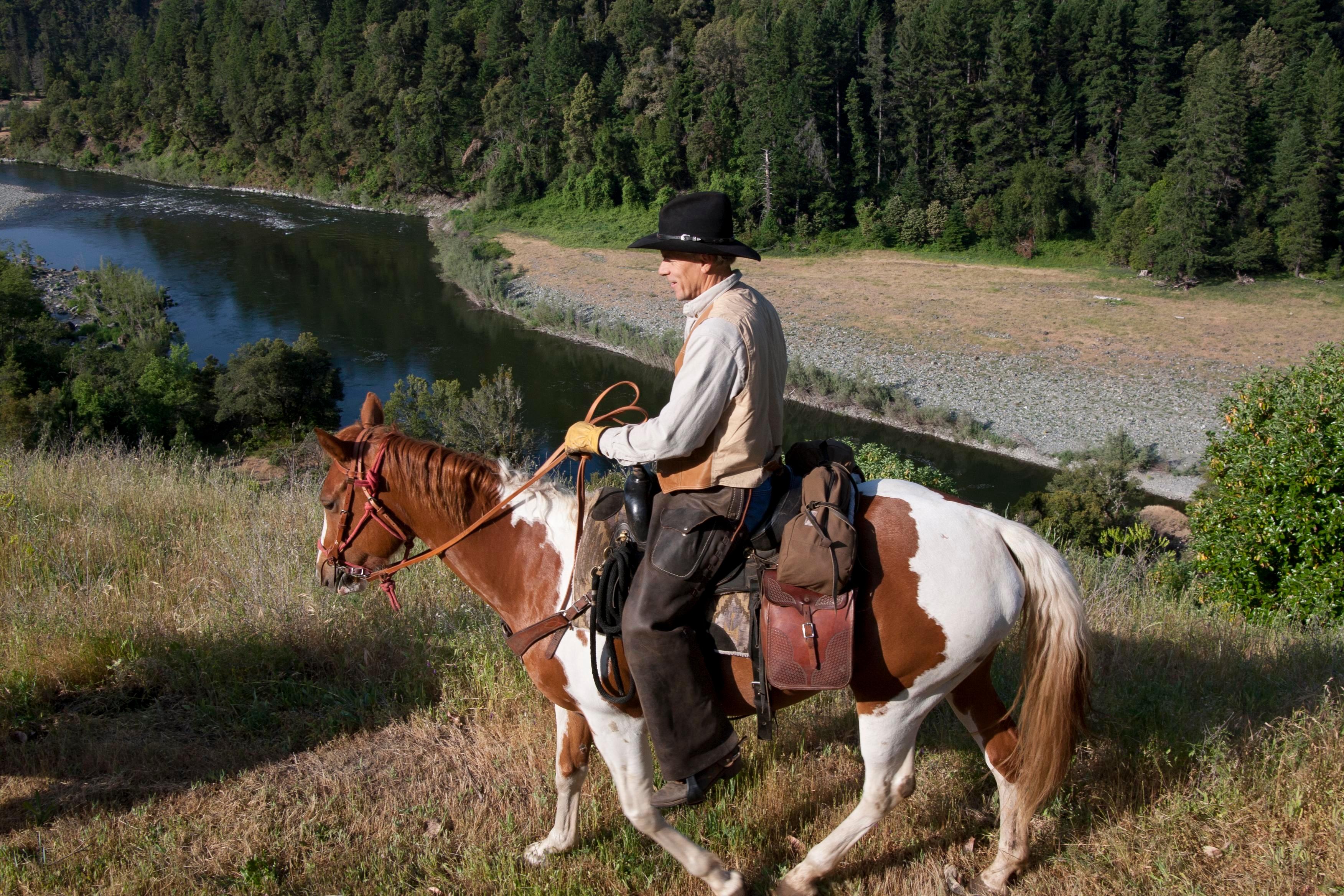 Scenic trail rides along the Klamath River