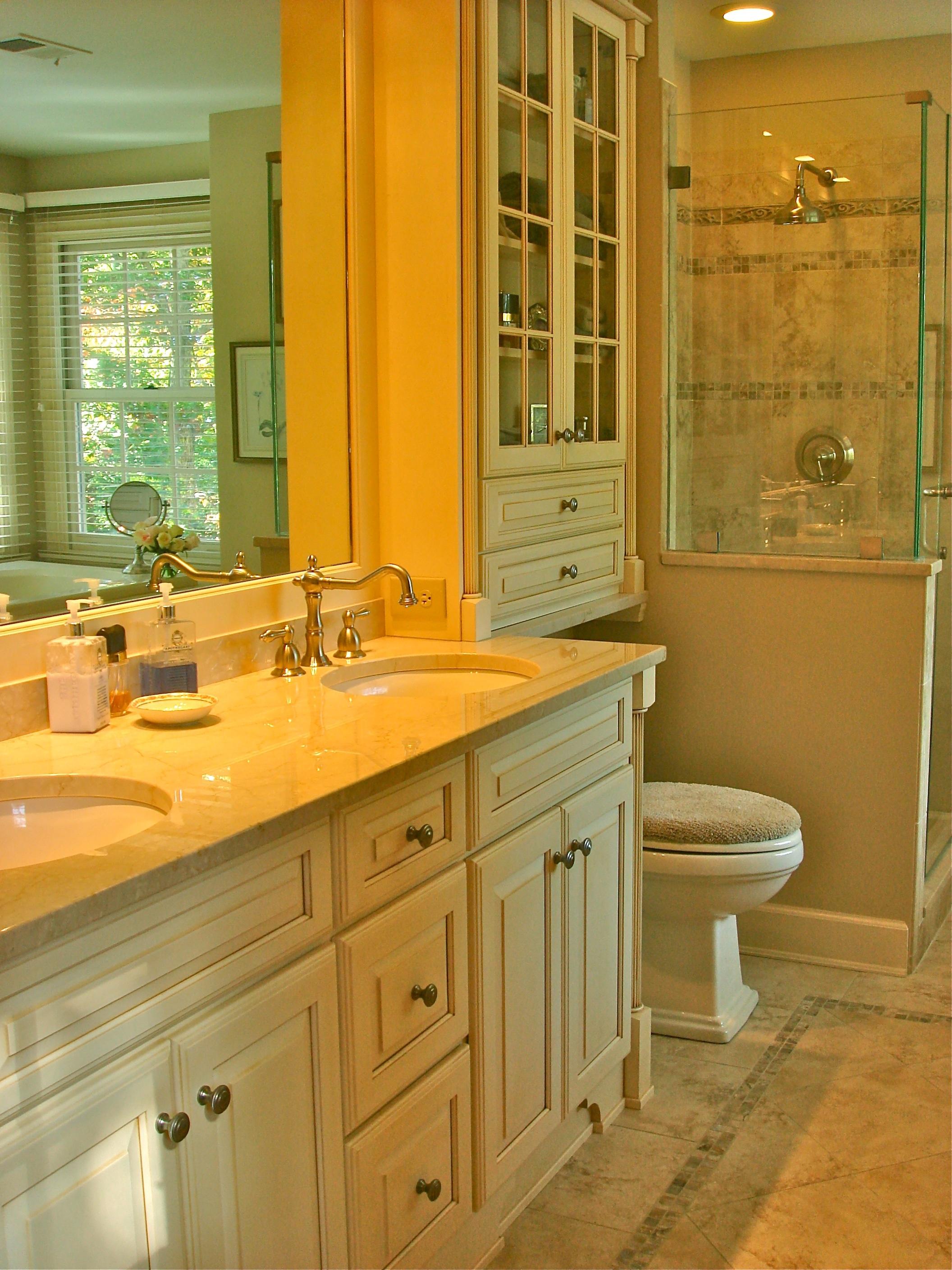 Elegant bathroom design in neutrals