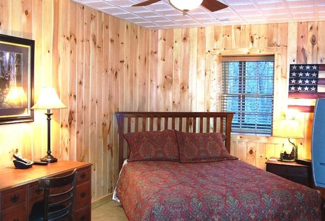 Arbor Den Log Cabin bedroom 2