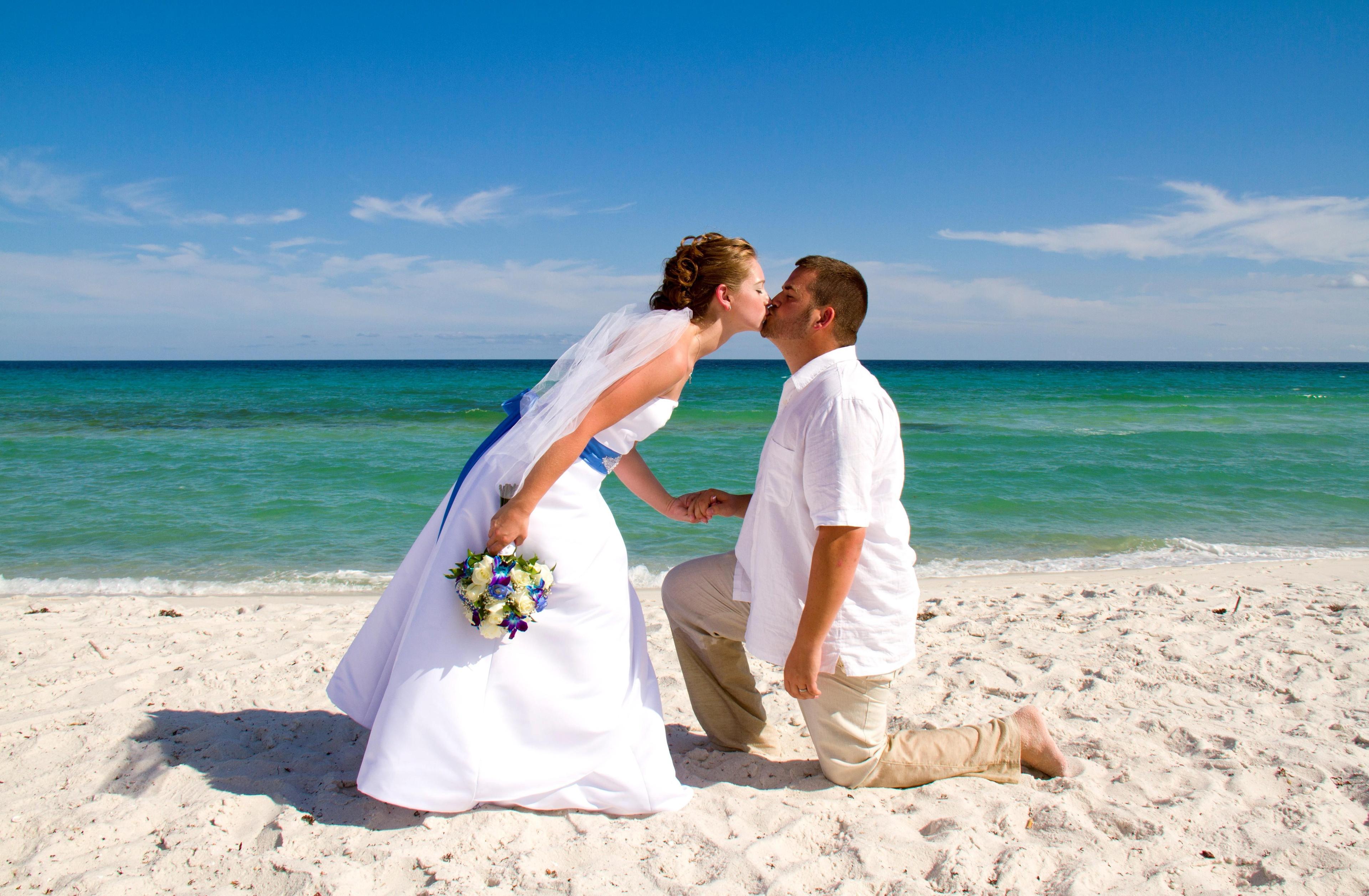 Barefoot beach weddings in Florida