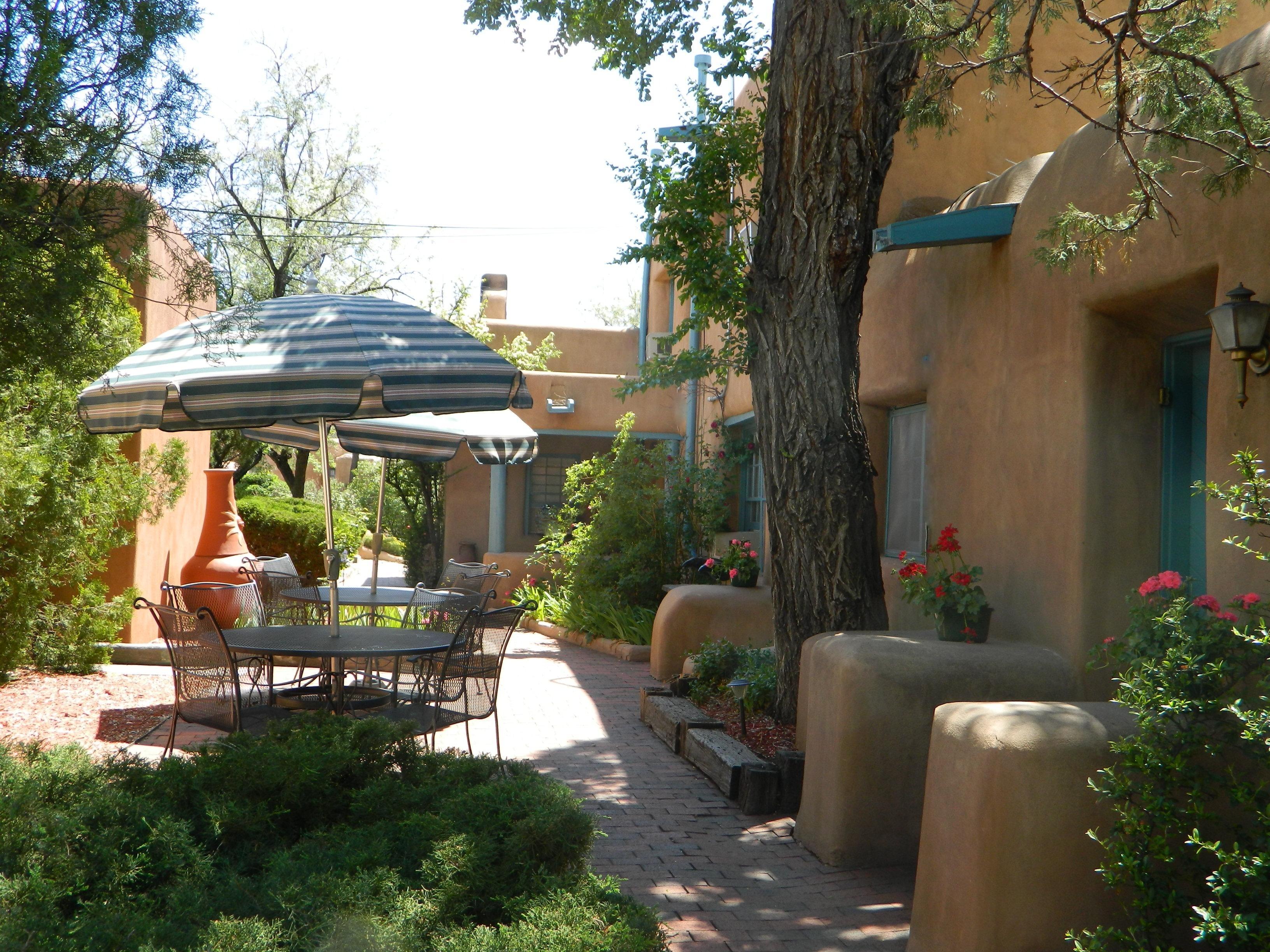 Authentic adobe pueblo-style Inn- Pueblo Bonito b&b