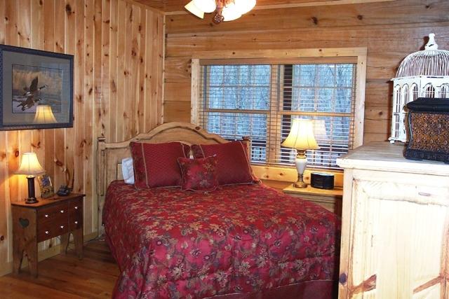 Arbor Den Log Cabin master bed room