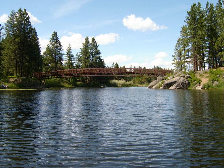 The footbridge at Winchester Lake