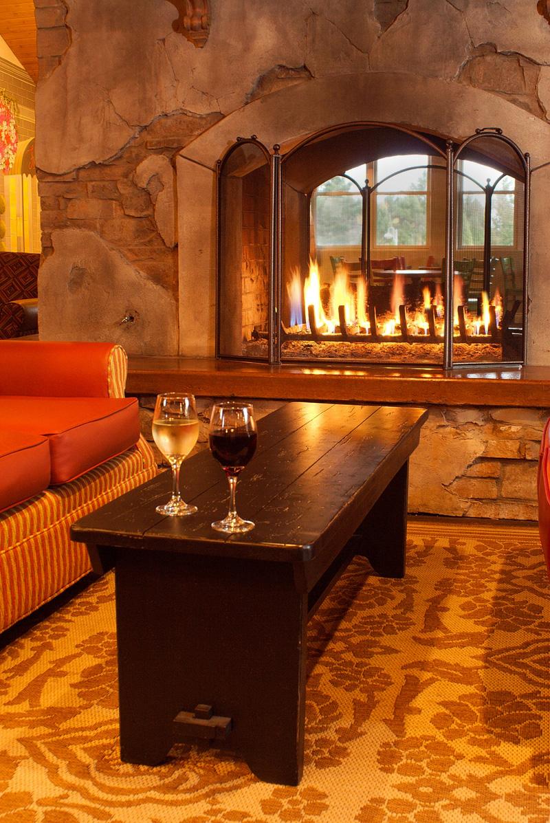 The cozy Fireside Lounge features live music every evening.