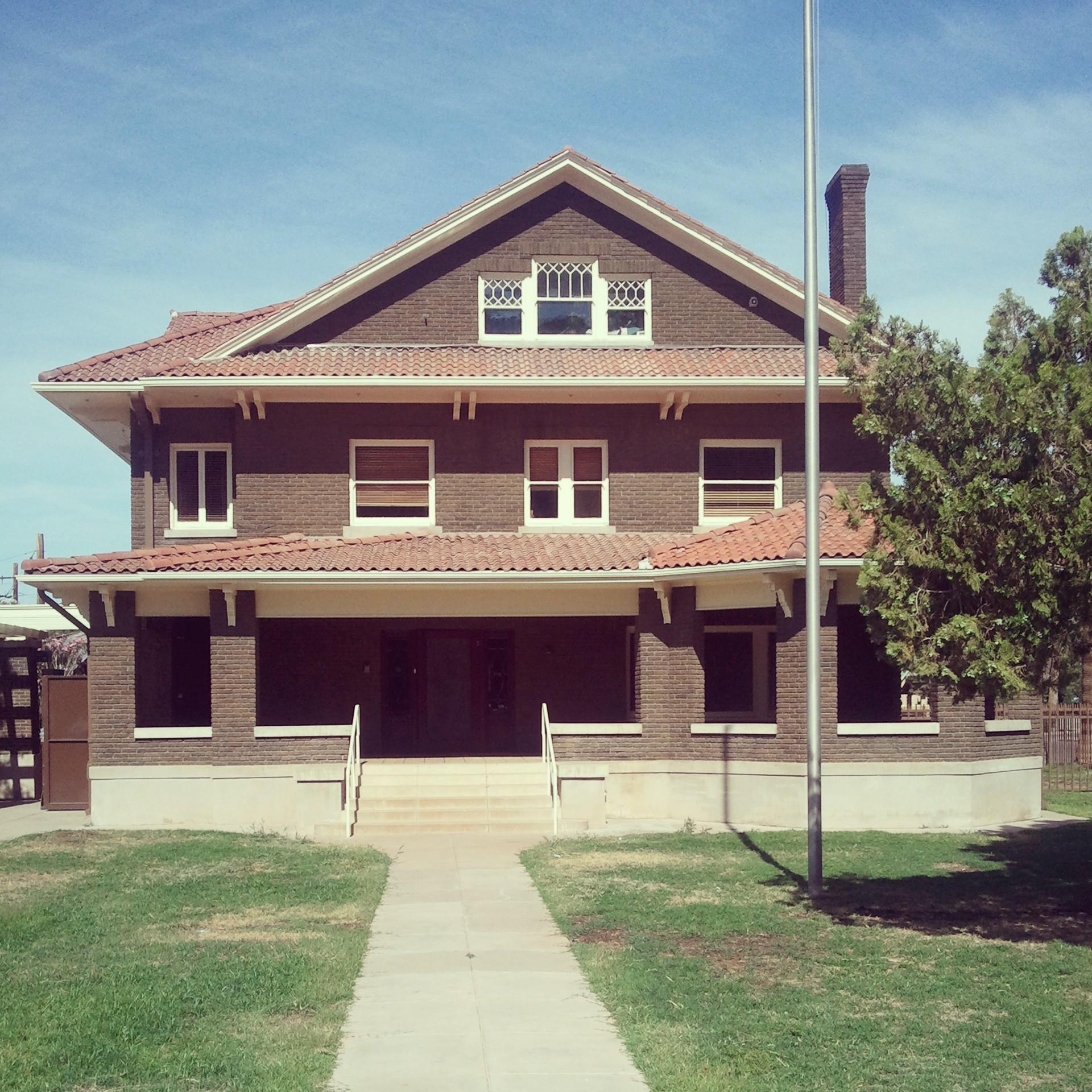 The front entrance to the Ellis-Shackelford House facing Central Ave.