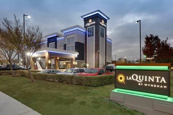 La Quinta Inn & Suites By Wyndham Dallas Love Field