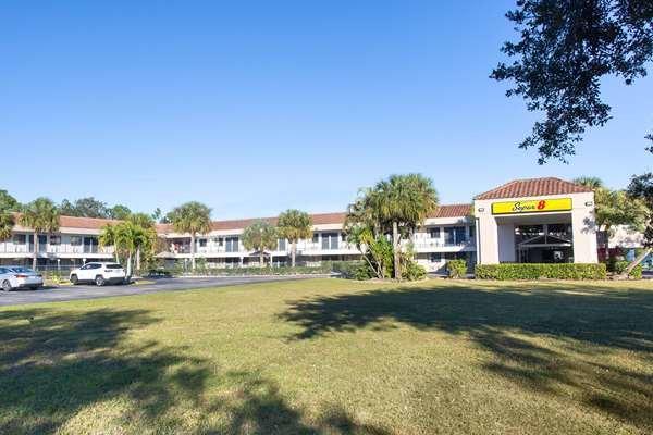 Super 8 by Wyndham Naples