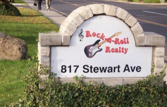 RE/MAX Rock-N-Roll Realty