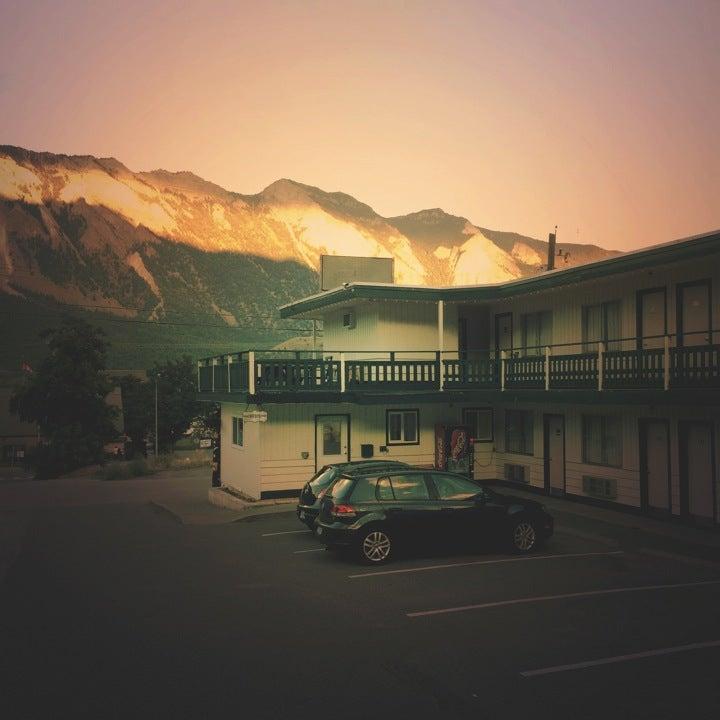 4 Pines Motel