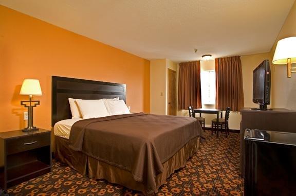 Econo Lodge Inn & Suites