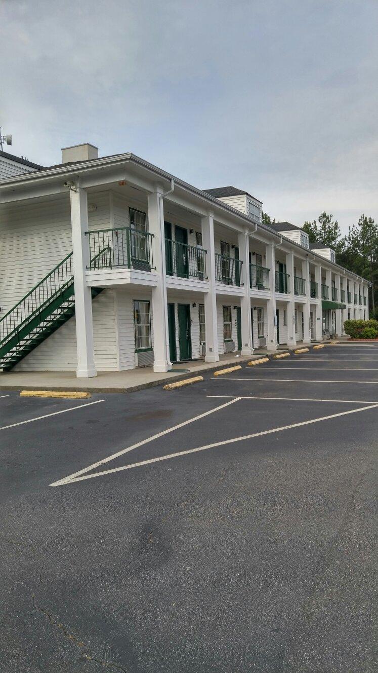 Quality Inn & Suites Near Lake Oconee