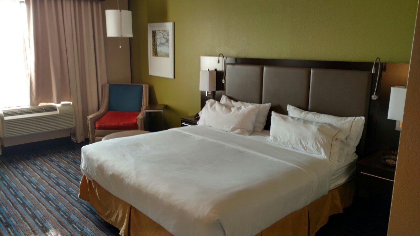 Holiday Inn Express & Suites Fulton, an IHG Hotel