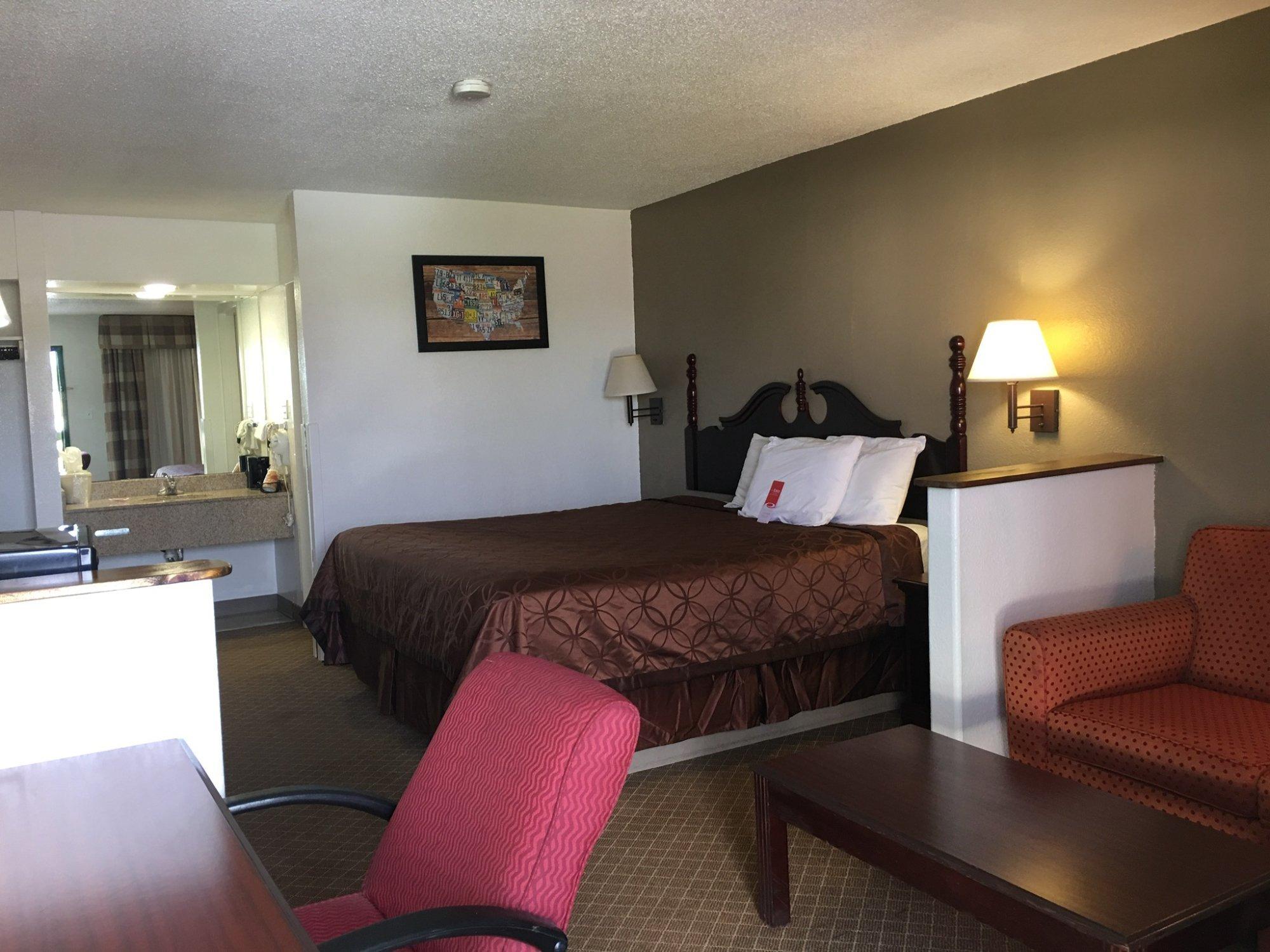 Econo Lodge Inn & Suites