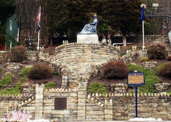 Whistler's Mother Statue