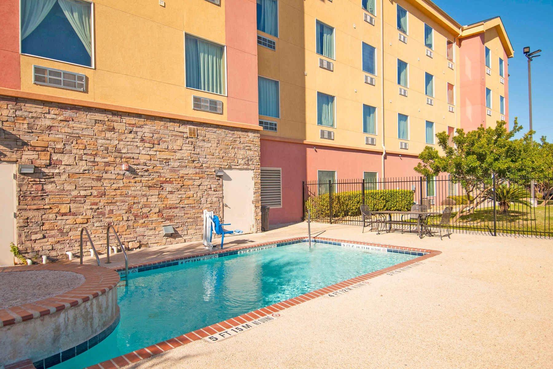 Days Inn & Suites by Wyndham San Antonio near AT&T Center