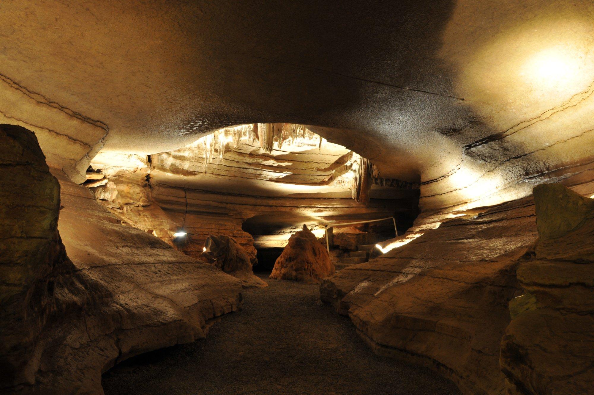 Bluff Dwellers Cave