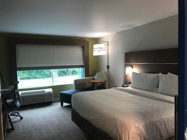 Holiday Inn Express & Suites North Brunswick, an IHG Hotel