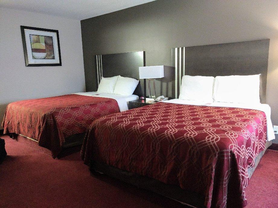 Econo Lodge Inn & Suites