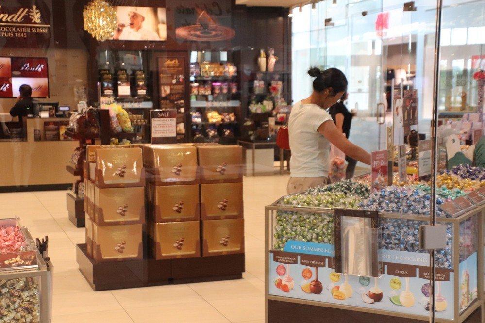 Lindt Chocolate Shop - Edmonton Outlet Collection