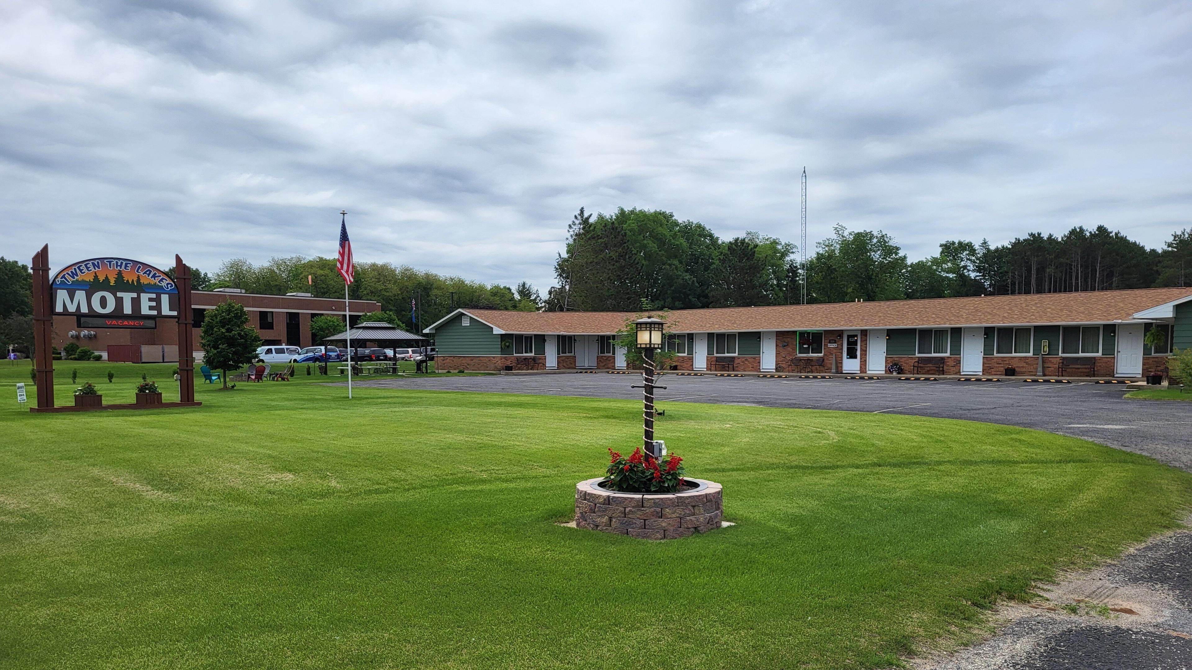 Tween The Lakes Motel