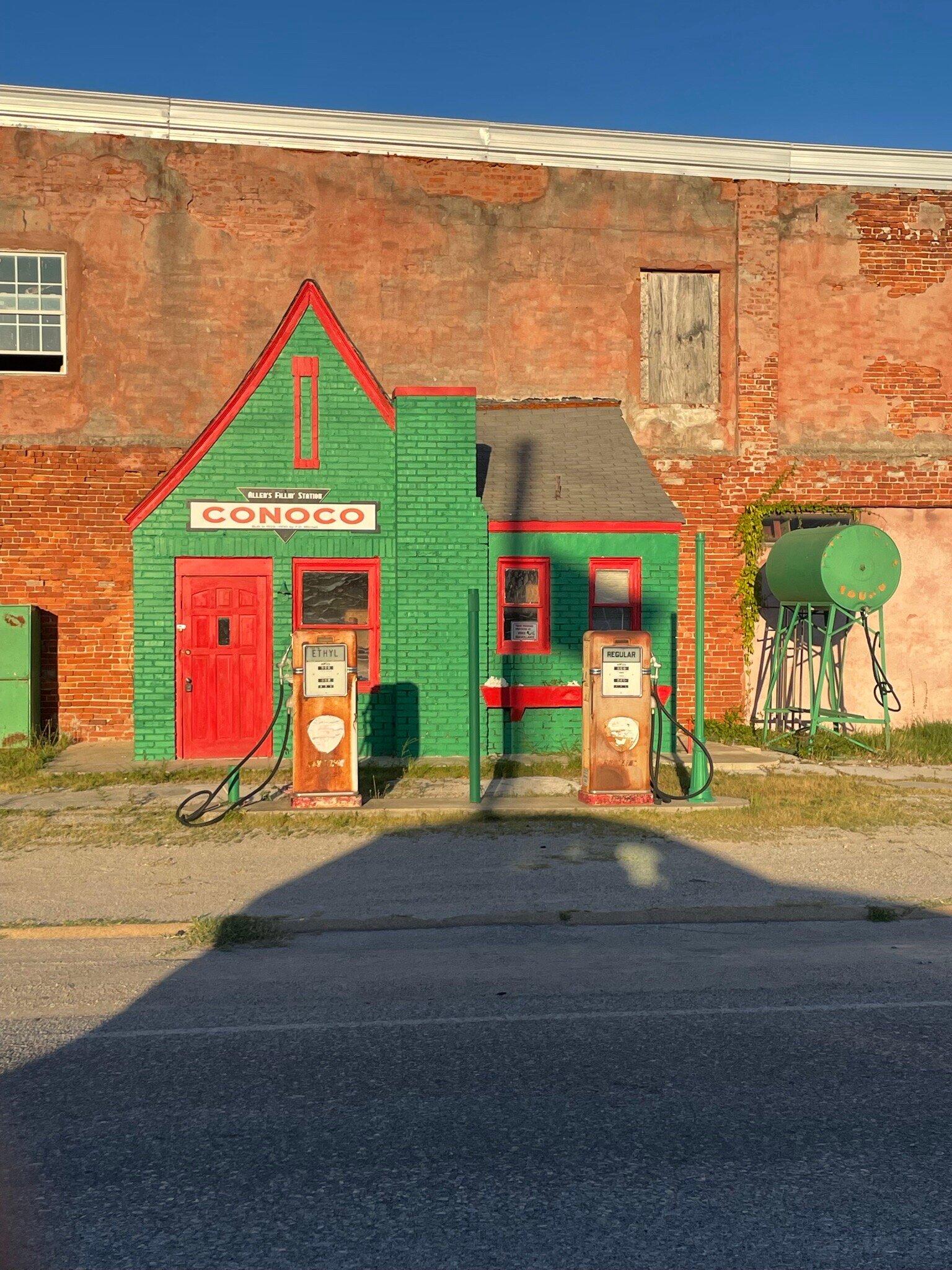 Allen's Conoco Fillin' Station