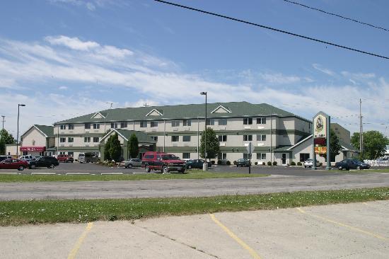 Commodore Perry Inn & Suites