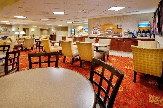 Holiday Inn Express & Suites Bradley Airport, an IHG Hotel