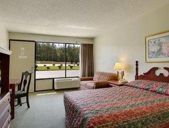 Econo Lodge Inn & Suites Conference Center