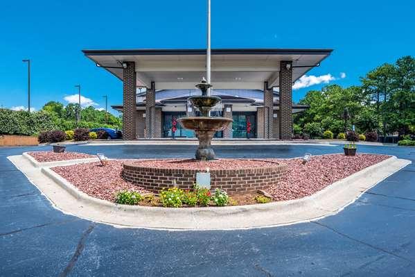 Econo Lodge Inn & Suites University