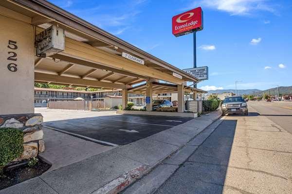 Econo Lodge Inn & Suites