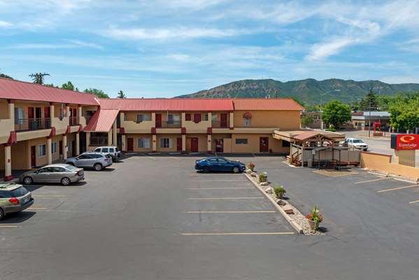 Econo Lodge  Inn & Suites