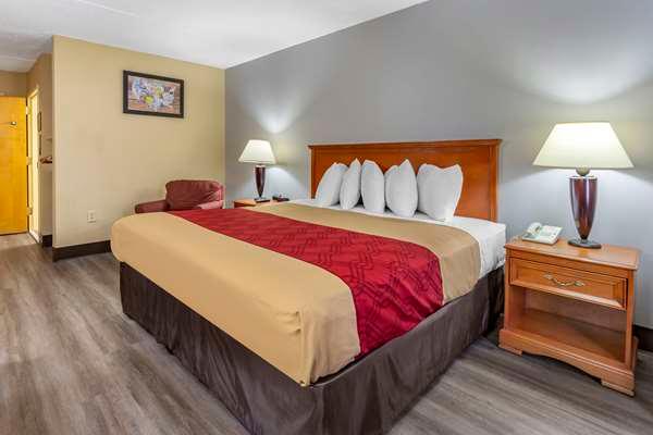 Econo Lodge & Suites