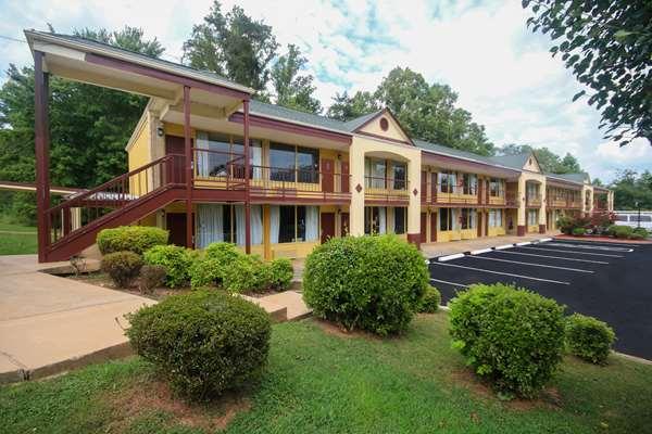 Econo Lodge Inn & Suites