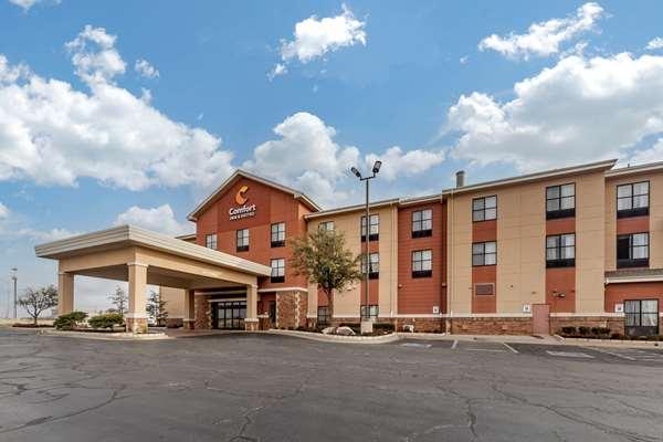 Comfort Inn & Suites Shawnee North near I-40