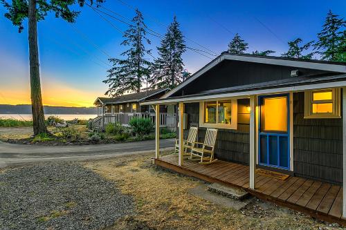 Beach and Boulevard Bungalow on Sundin Beach