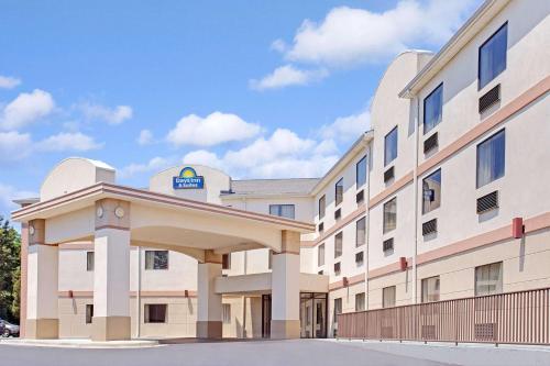 Days Inn & Suites By Wyndham Laurel Near Fort Meade