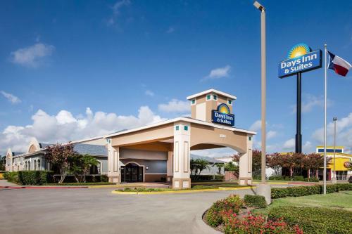 Days Inn & Suites By Wyndham Corpus Christi Central