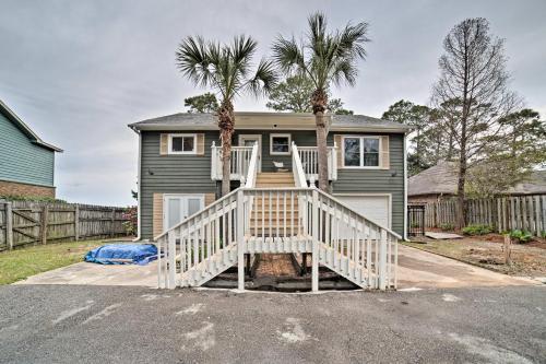 Waterfront Gulf Breeze Apt with Gas Grill and 2 Bikes!