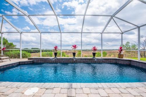 Sunny Large Pool in Floridian Retreat