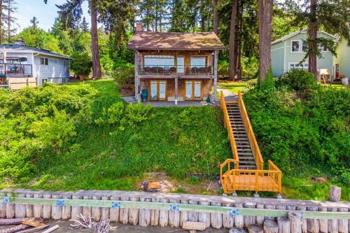 Warm Beach Bungalow