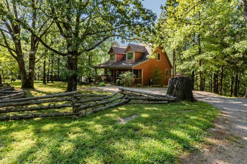 Woodsong Cottage - Charming 2BR Secluded Cottage Near Branson on 40 Acres Hot Tub Foosball Table