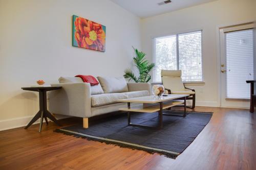 Plaza Midwood 1 and 2 BR Apts by Frontdesk