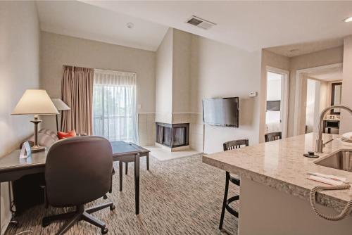 Hawthorn Suites by Wyndham Arlington