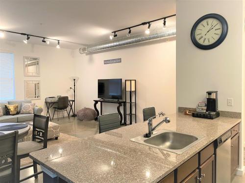 Downtown Executive Luxury Loft 12