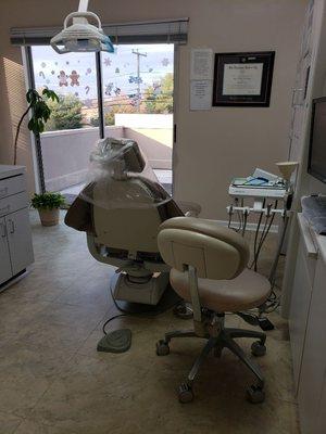 One of our spacious hygienists rooms where you can comfortably get your cleaning twice a year.