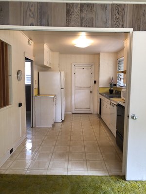 Kitchen sparking no clutter can actually see floor